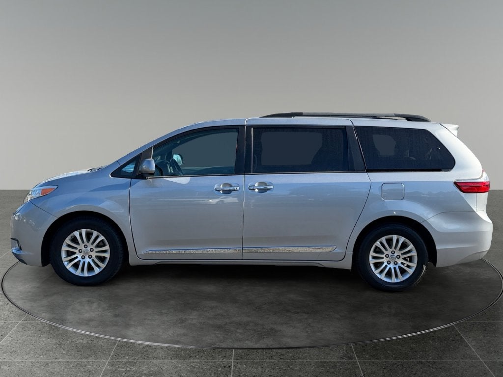 2017 Toyota Sienna XLE 8 Passenger