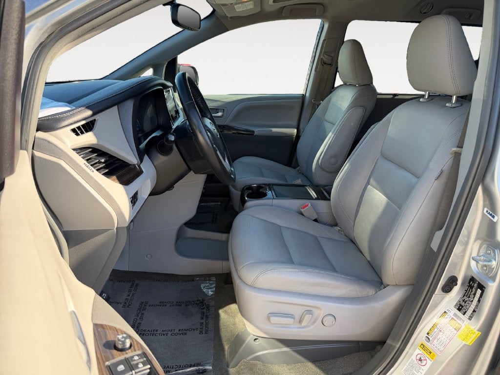 2017 Toyota Sienna XLE 8 Passenger