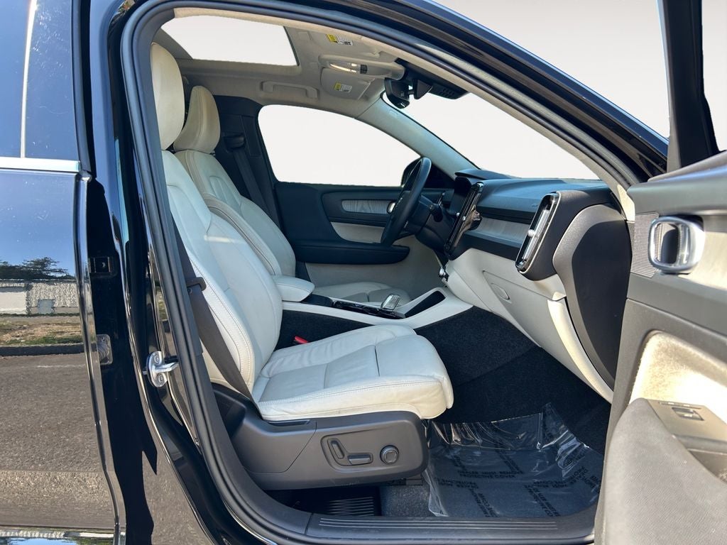 2023 Volvo XC40 B5 Plus Bright Theme