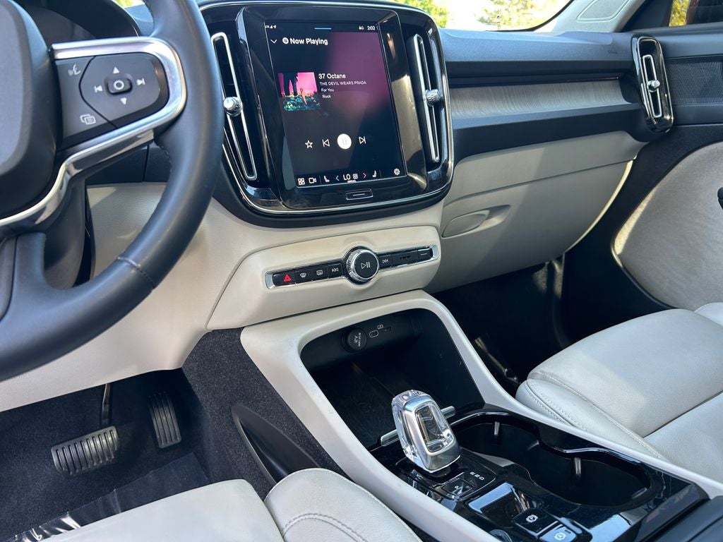 2023 Volvo XC40 B5 Plus Bright Theme