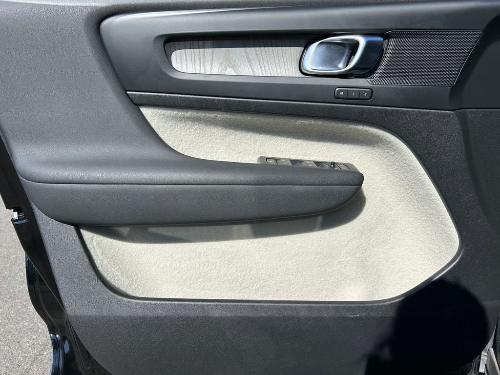 2023 Volvo XC40 B5 Plus Bright Theme