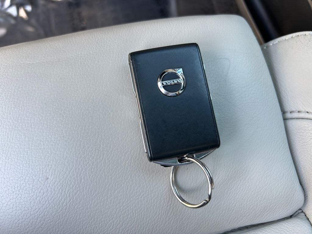 2023 Volvo XC40 B5 Plus Bright Theme