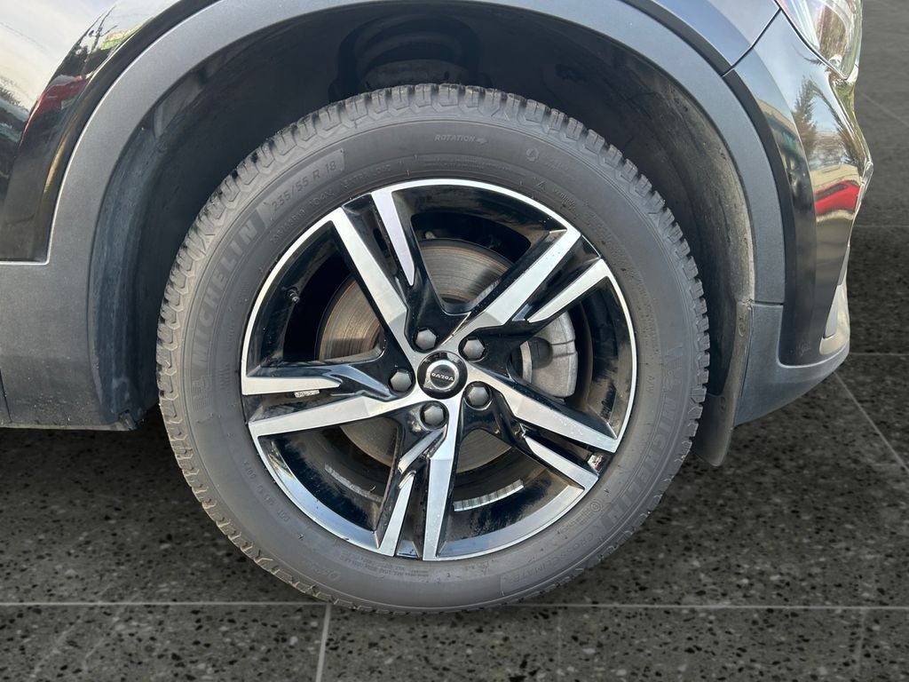 2023 Volvo XC40 B5 Plus Bright Theme