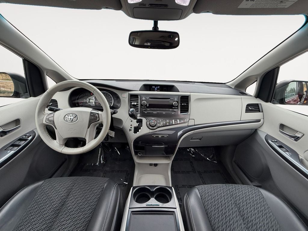 2013 Toyota Sienna SE 8 Passenger