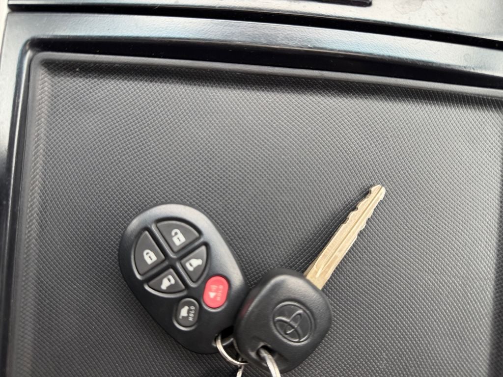 2013 Toyota Sienna SE 8 Passenger